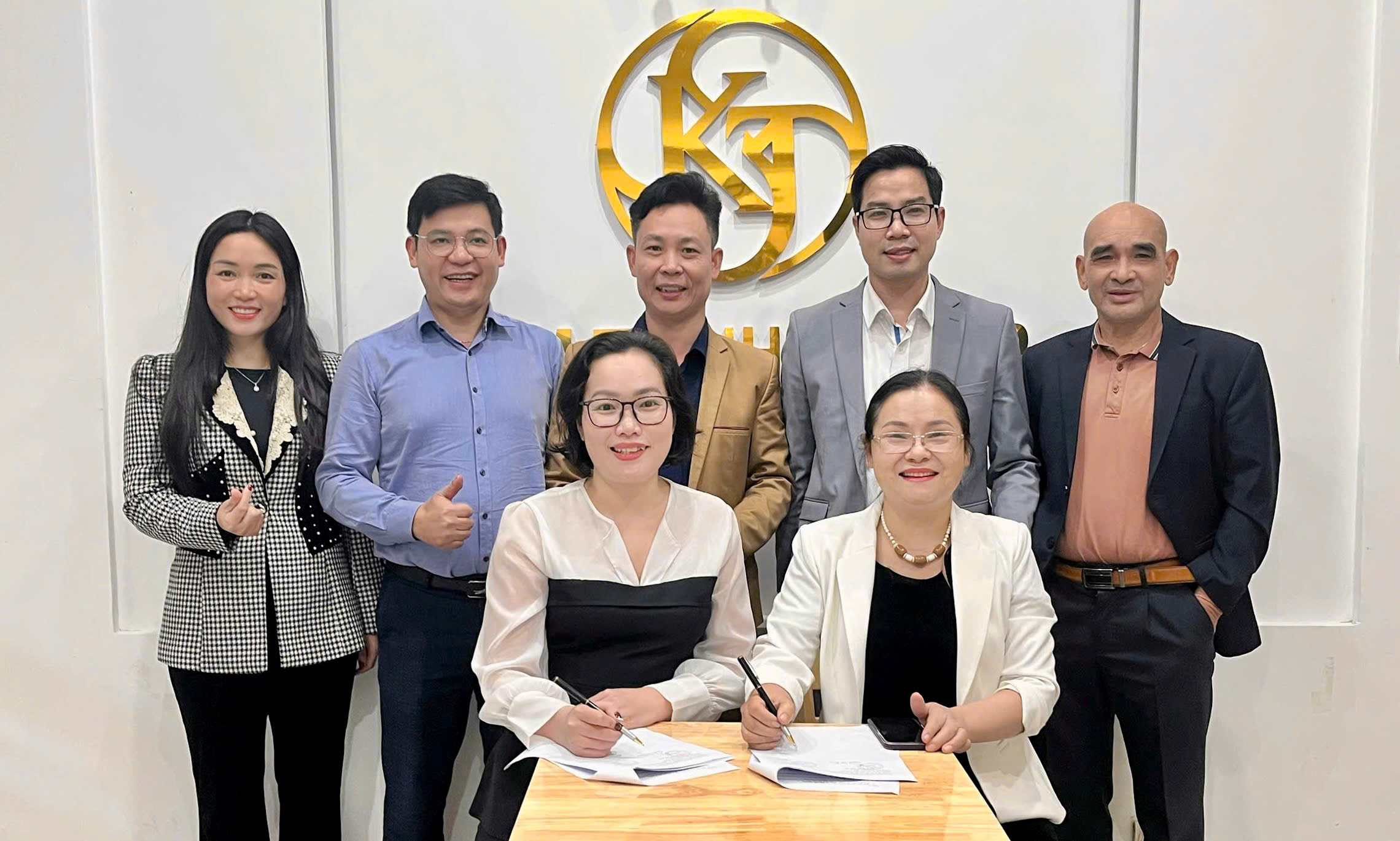 Lễ ký kết hợp tác kinh doanh giữa Công ty Cổ phần Tập đoàn Kim Thịnh và Công ty TNHH Cao ngựa Hùng Bình.